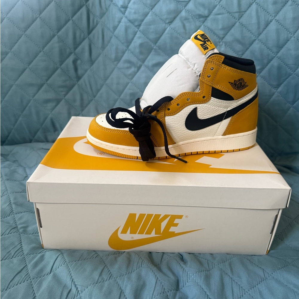 Nike White and Yellow Shoe Tag